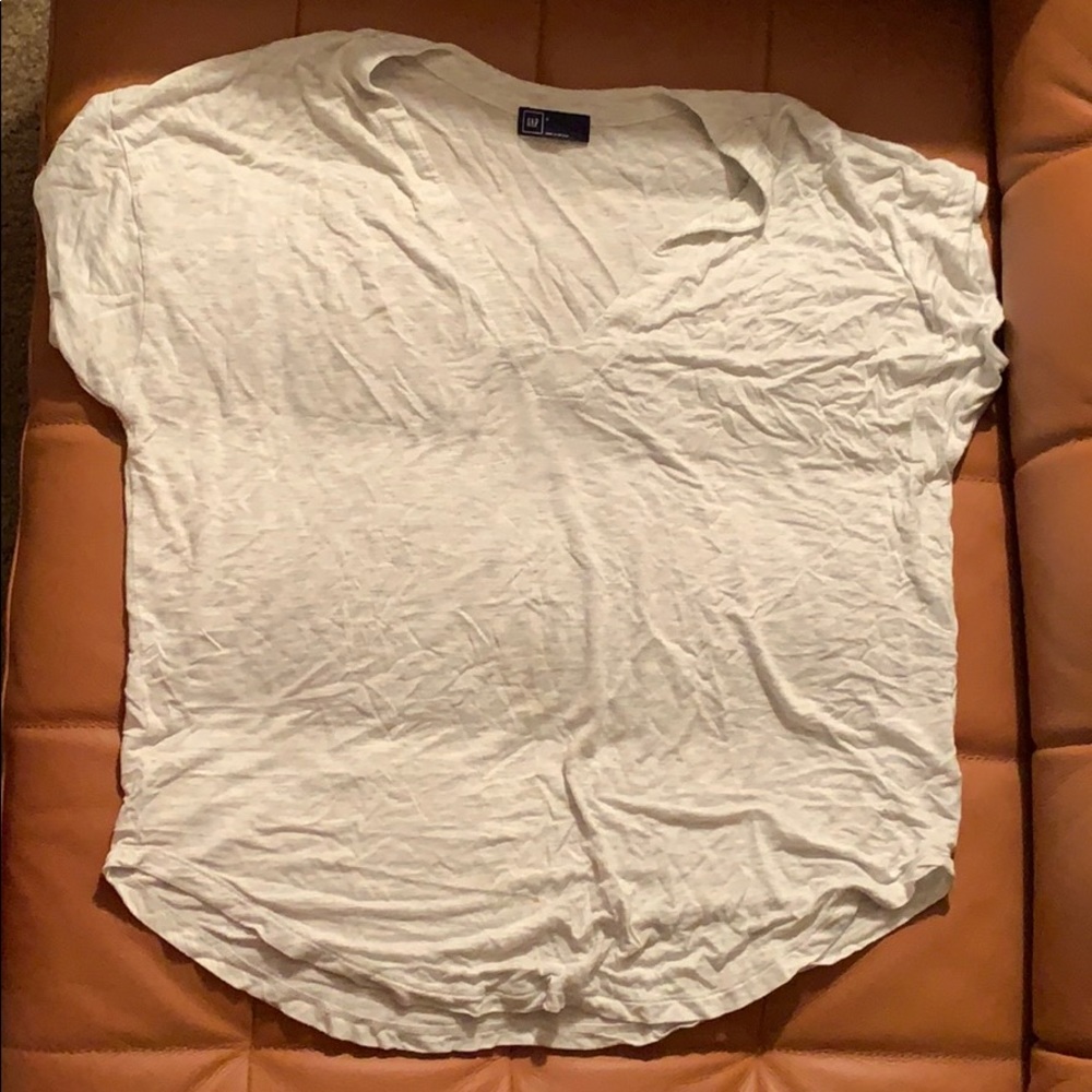 Grey gap v neck shirt